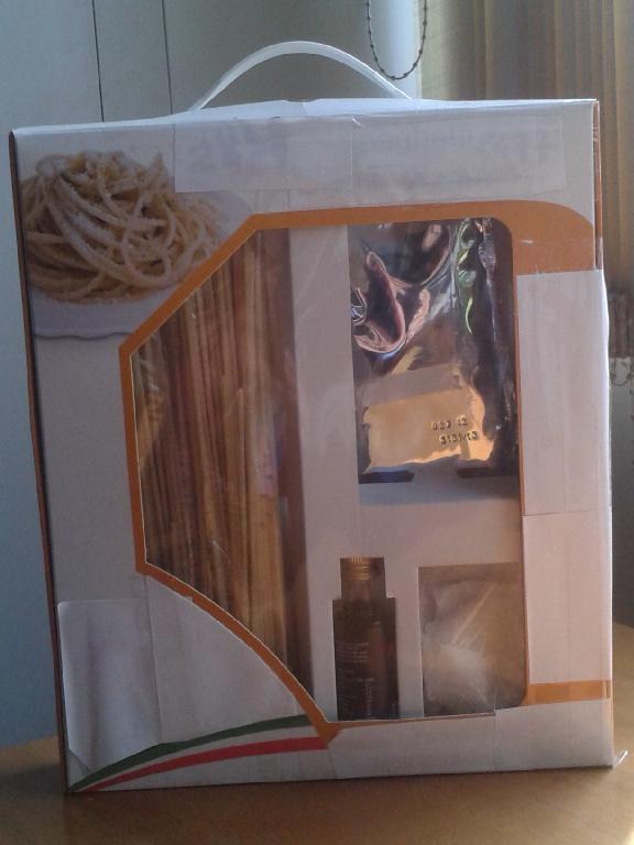 IL PRODOTTO E’ PRESENTATO IN CONFEZIONE ORIGINALE COSTITUITA DA UNA SCATOLA DI CARTONE CON UNA PARTE IN FILM DI PLASTICA TRASPARENTE CHE CONSENTE DI VEDERE IL CONTENUTO.
L’ASSORTIMENTO E’ COSTITUITO DA: 1) UNA CONFEZIONE DA 250 GR DI PASTA DI SPAGHETTI DI GRANO DURO, 2) UNA BUSTINA IN ALLUMINIO  DI 40 GR CONTENENTE FORMAGGIO E PEPE, 3) BOTTIGLIETTA DI VETRO TRASPARENTE DA 20 ML DI OLIO EXTRA VERGINE DI OLIVA BIOLOGICO 4) UNA BUSTINA IN PLASTICA TRASPARENTE CONTENENTE 30 GR DI SALE GROSSO.
LA CONFEZIONE RIPORTA LE ISTRUZIONI PER LA PREPARAZIONE DI UN PIATTO PRONTO ED E’ CONDIZIONATA PER LA VENDITA AL MINUTO.