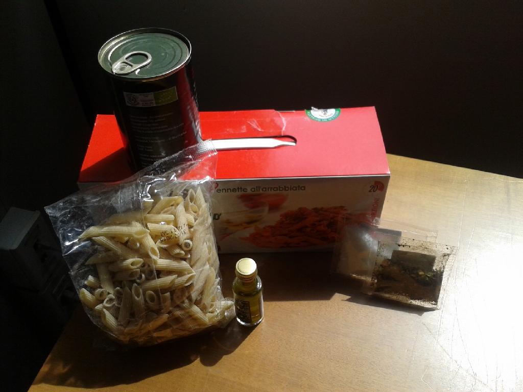 IL PRODOTTO E’ PRESENTATO IN CONFEZIONE ORIGINALE COSTITUITA DA UNA SCATOLA DI CARTONE.
L’ASSORTIMENTO E’ COSTITUITO DA: 1) UNA CONFEZIONE DA 250 GR DI PASTA DI GRANO DURO (PENNETTE), 2) UN BARATTOLO DI ALLUMINIO CONTENENTE POMODORI E SUCCO DI POMODORO, 3) UNA BOTTIGLIETTA DI VETRO TRASPARENTE DA 20 ML DI OLIO EXTRA VERGINE DI OLIVA BIOLOGICO, 4) UNA BUSTINA IN PLASTICA TRASPARENTE CONTENENTE 30 GR DI SALE GROSSO E 5) UNA BUSTINA DI 4 GR CONTENENTE AGLIO, PEPERONCINO E PREZZEMOLO IN POLVERE.
LA CONFEZIONE RIPORTA LE ISTRUZIONI PER LA PREPARAZIONE DI UN PIATTO PRONTO ED E’ CONDIZIONATA PER LA VENDITA AL MINUTO.