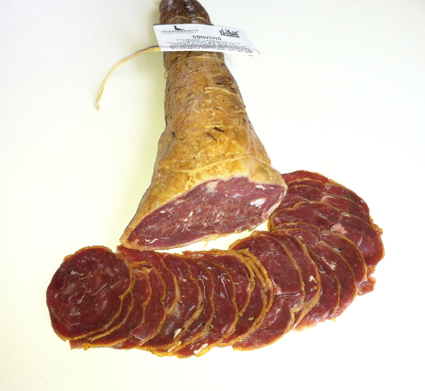 SALAME DI OCA NON COTTO. IL PRODOTTO E’ OTTENUTO DALLA MACINAZIONE  DEL PETTO CON AGGIUNTA DI  SPEZIE AROMI E SALE. 
L’IMPASTO VIENE INSACCATO NEL COLLO DELL’OCA. IL PRODOTTO VIENE MESSO SOTTO SALE PER SEI MESI ED
E’ CONFEZIONATO SOTTO VUOTO.