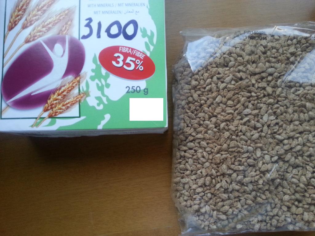 PREPARAZIONE ALIMENTARE A BASE DI CRUSCA IN CHICCHI CON AGGIUNTA DI ZUCCHERO E MELA DISIDRATA.
PUO’ ESSERE CONSUMATA TAL QUALE O AGGIUNTA A YOUGHURT OPPURE LATTE.
IL PRODOTTO E’ PRESENTATO NELLA CONFEZIONE ORIGINALE COSTITUITA DA UNA SCATOLA DI CARTONE, DI COLORE PREVALENTEMENTE BEIGE, CHE CONTIENE UN SACCHETTO DI MATERIALE PLASTICO DEL PESO DI 250 GR SIGILLATO ERMETICAMENTE  CHE RIPORTA,TRA GLI ALTRI, IL MARCHIO E LA DENOMINAZIONE COMMERCIALE.