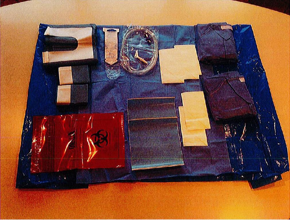 KIT MONOUSO PER UTILIZZO ODONTOIATRICO. PER DICHIARAZIONE DI PARTE L’ASSORTIMENTO SI PRESENTA IN UNA CONFEZIONE UNICA COMPOSTA DA: -N. 2 CAMICI IN MICROFIBRA IN FIBRE SINTETICHE E DUE ASCIUGAMANI AVVOLTI IN CARTA MEDICALE – N. 2 TELI IN TNT E POLIETILENE DI CM 75X90; –N. 1 ASPIRATORE CHIRURGICO CON CANNULA IN PVC –N. 1 RACCORDO CONICO IN POLIPROPILENE – N. 1 TELO IN TNT E POLIETILENE DI CM 100X150 CON FESSURA AD U ADESIVA DI CM 6,5X30 ; - N. 1 GUAINA IN POLIETILENE AD ALTA DENSITA’; -N. 2 PELLICOLE ADESIVE IN POLICRORURO DI VINILE DI CM 20X20; -N. 1 BUSTA IN POLICRORURO DI VINILE PER MATERIALE CONTAMINATO DI CM 22X27;- N. 1 TELO IN TNT E POLIETILENE DI CM. 145X160.