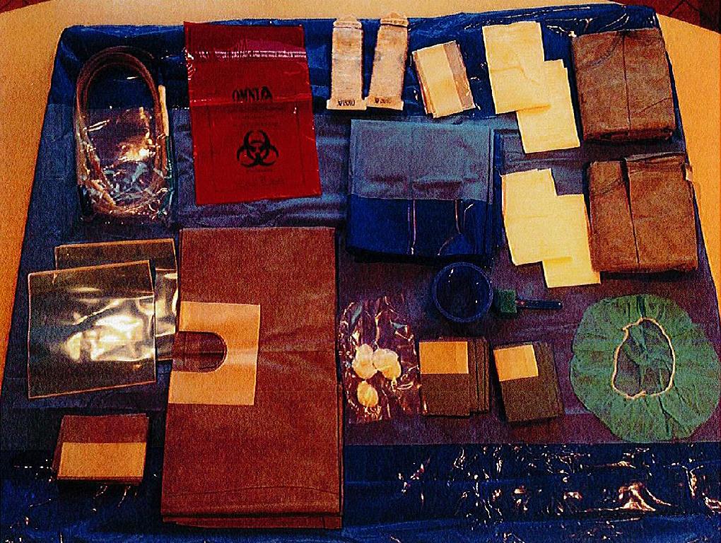 KIT MONOUSO PER UTILIZZO ODONTOIATRICO. PER DICHIARAZIONE DI PARTE L’ASSORTIMENTO SI PRESENTA IN UNA CONFEZIONE UNICA COMPOSTA DA: -N. 2 CAMICI IN TNT E DUE ASCIUGAMANI AVVOLTI IN CARTA MEDICALE; - N. 1 CUFFIA IN TNT – N. 2 TELI IN TNT E POLIETILENE DI CM 75X90 CON LATO ADESIVO; - N. 1 FEDERA IN TNT E PVC DI CM 80X120; –N.1 TELO IN PVC TRASPARENTE CM. 40X50 CON LATO ADESIVO; N. 2 GUAINE IN PVC DI CM. 240X7; N. 1 ASPIRATORE CHIRURGICO IN PVC; N. 1 RACCORDO PER ASPIRATORE IN PVC; N. 2 PELLICOLE ADESIVE IN PVC CM 20X20; N. 1 SPUGNETTA CON MANICO IN PVC; N. 1 BACINELLA IN PVC SA 250 ML;-N. 1 TELO IDROREPELLENTE IN TNT CM67X75 CON LATO ADESIVO; N. 1 BUSTINA PER TAMPONI IN POLIETILENE; N.1 TELO IDROREPELLENTE IN TNT DI CM 133X200 CON FESSURA AD U ADESIVA; N. 5 TAMPONI ROTONDI DI COTONE CON DIAMETRO DI 3 CM; -N. 1 BUSTA IN PVC PER MATERIALE CONTAMINATO; N. 1 TELO AVVOLGENTE IN TNT E POLIETILENE.
