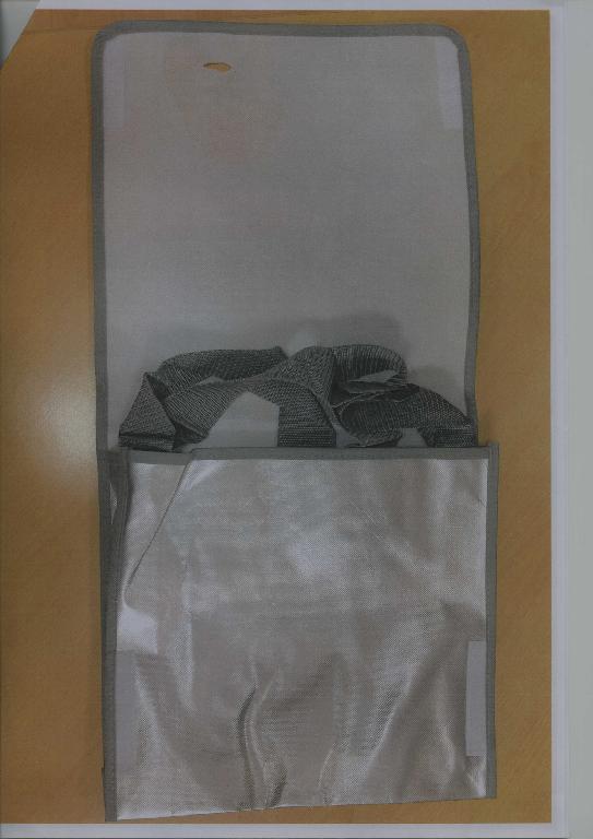 BORSA PORTACARTE DI DIMENSIONI PARI A 32 CM X 34 CM X 9 CM CIRCA, LA CUI SUPERFICIE ESTERNA E’ INTERAMENTE RIVESTITA DI DI UNA PELLICOLA DI MATERIA PLASTICA DI COLORE ARGENTATO VISIBILE AD OCCHIO NUDO. LA BORSA E’ MUNITA DI UNA PATTINA CHE COPRE QUASI COMPLETAMENTE LA PARTE ANTERIORE E SI CHIUDE MEDIANTE DUE STRISCE DI STREP. L’ARTICOLO E’ DOTATO DI UNA TRACOLLA REGOLABILE DI MATERIE TESSILI ED E’ RIFINITA LUNGO TUTTI I BORDI CON UNA STRISCIA DI STOFFA.