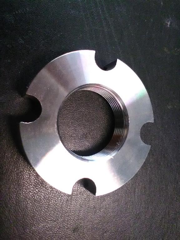 GHIERA DI SERRAGGIO.
L’ARTICOLO, PER DICHIARAZIONE DI PARTE, E’ REALIZZATO IN ACCIAIO.
LA GHIERA HA UNA FORMA CIRCOLARE, UN DIAMETRO ESTERNO DI 57 MM ED UN’ALTEZZA DI 11,4 MM.
SUL DIAMETRO INTERNO E’ PRESENTE UNA FILETTATURA M30 CON PASSO 1,5 MENTRE SUL DIAMETRO ESTERNO SONO PRESENTI 4 NICCHIE DI FORMA SEMI-CIRCOLARE.
L’ARTICOLO E’ DESTINATO AD ESSERE INSERITO TRA I COMPONENTI ELEMENTARI DI TRASMISSIONE ED HA UNA FUNZIONE DI BLOCCAGGIO DEI COMPONENTI STESSI.