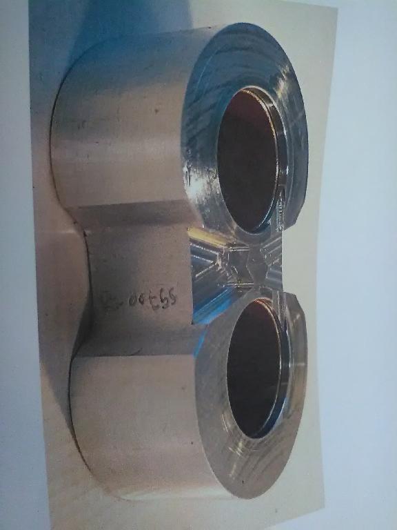 ASSIEME DI BOCCOLE E BRONZINE.
LE 2 BOCCOLE SONO REALIZZATE IN ALLUMINIO E ALL’INTERNO DELLE STESSE SONO INSERITE PER INTERFERENZA 2 BRONZINE REALIZZATE IN ACCIAIO E RIVESTITE DA UNO STRATO DI BRONZO E UNO DI TEFLON.
L’ARTICOLO COSTITUISCE LA FIANCATA LATERALE PER MACCHINE OLEODINAMICHE A INGRANAGGI ESTERNI.
L’ARTICOLO ASSOLVE ALLE FUNZIONI DI SOSTENTAMENTO IDRAULICO DEGLI INGRANAGGI, DI TENUTA IDRAULICA E DI SFOGO PER IL VOLUME DI OLIO INTRAPPOLATO NEGLI INGRANAGGI.