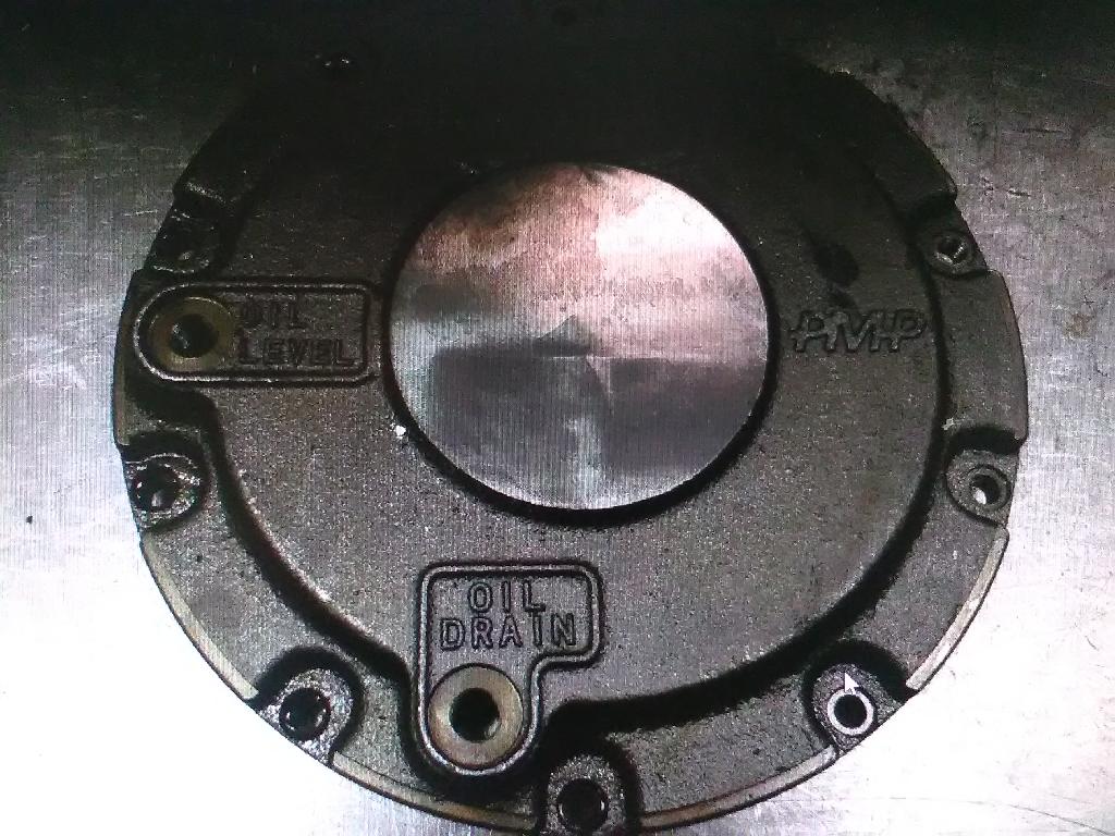 COPERCHIO DI GHISA.
L’ARTICOLO, PER DICHIARAZIONE DI PARTE, E’ LAVORATO AL TORNIO E REALIZZATO IN GHISA ED HA UN DIAMETRO ESTERNO DI 272 MM.
SUL PERIMETRO ESTERNO SONO PRESENTI 10 FORI PASSANTI DA 8,5 MM DI DIAMETRO, 2 FORI CON FILETTATURA M10 E 2 FORI CIECHI DA 8,5 MM DI DIAMETRO.
L’ARTICOLO VIENE UTILIZZATO COME COMPONENTE DI UN RIDUTTORE DI VELOCITA’ DI ROTAZIONE.