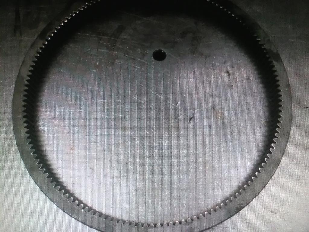 CORONA DENTATA IN ACCIAIO.
L’ARTICOLO, PER DICHIARAZIONE DI PARTE, E’ REALIZZATO IN ACCIAIO E HA LE SEGUENTI DIMENSIONI: DIAMETRO ESTERNO 401,6 MM, ALTEZZA 30 MM.
SULLA PARTE INTERNA SONO PRESENTI 145 DENTI DI MISURA MN=2,5MM.
L’ARTICOLO E’ DESTINATO AD ESSERE INTEGRATO IN UN RIDUTTORE DI VELOCITA’ DI ROTAZIONE.