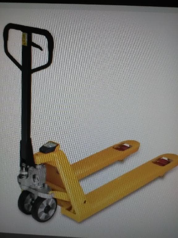 CARRELLO ELEVATORE MANUALE.
L’ARTICOLO E’ DOTATO DI UN SISTEMA DI INDICAZIONE DEL PESO.
L’INDICATORE DEL PESO, FUNZIONANTE CON 2 BATTERIE DA 1,5 V, MOSTRA IN UN DISPLAY A LED IL PESO DEL BANCALE CARICATO.
L’ARTICOLO HA UNA PORTATA MASSIMA DI 2000KG, UNA LUNGHEZZA DI 1552 MM E UN’ALTEZZA DEL TIMONE PARI A 1233 MM. LE FORCHE HANNO UNA DIMENSIONE DI 160 X 50 MM.
L’INDICATORE DI PESO HA UN MARGINE DI ERRORE SUPERIORE ALL’1% DEL CARICO.