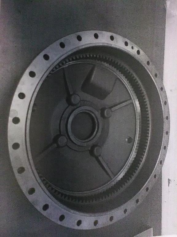 COPERCHIO LAVORATO IN GHISA.
L’ARTICOLO HA UN DIAMETRO DI 440,5 MM ED UN’ALTEZZA DI 156,6 MM.
SULLA FASCIA PIU’ ESTERNA SONO PRESENTI N. 30 FORI CON DIAMETRO 11 MM ED 1 FORO CON FILETTATURA METRICA M8. 
SULLA PARTE INTERNA DEL COMPONENTE E’ PRESENTE UNA FASCIA DENTATA IN CUI SONO PRESENTI 116 DENTI.
IL PRODOTTO E’ DESTINATO AD ESSERE ASSEMBLATO IN UN RIDUTTORE E HA LA FUNZIONE DI PERMETTERE DI COMPLETARE IL PROCESSO DI RIDUZIONE DI VELOCITA’ DEL RIDUTTORE STESSO.