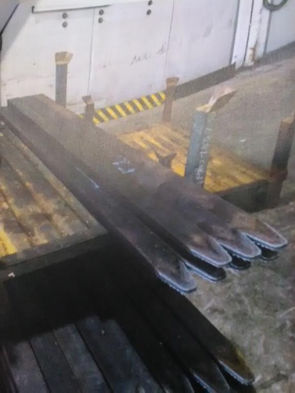 BARRA DI ACCIAIO.
L’ARTICOLO SI PRESENTA CON LE CARATTERISTICHE ESSENZIALI DI UNA BARRA DA INTEGRARE NEI CARRELLI ELEVATORI.
L’ARTICOLO E’ DESTINATO AD ESSERE ULTERIORMENTE LAVORATO PER ASSUMERE LA DEFINITIVA FORMA DI FORCA PER CARRELLI ELEVATORI DELLA VOCE 8427.