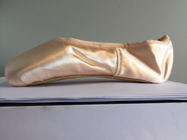 SCARPETTA PER DANZA SULLE PUNTE. LA TOMAIA E’ DI MATERIA TESSILE E LA SUOLA ESTERNA E’ PREVALENTEMENTE DI CUOIO.