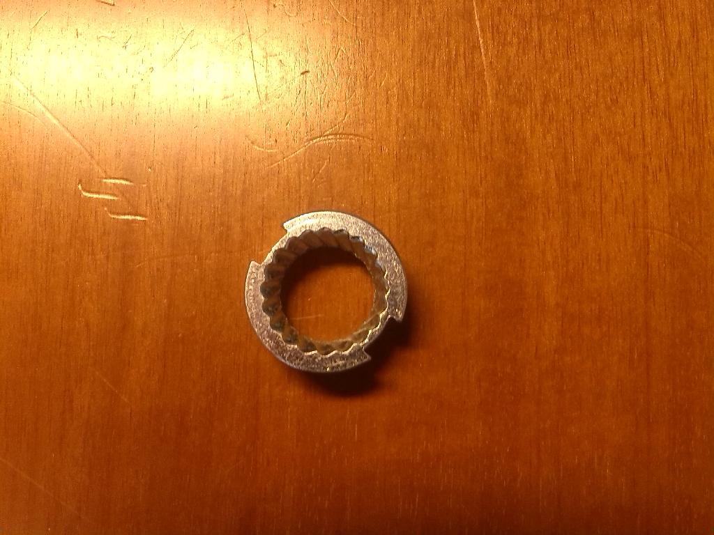 ARTICOLO IN METALLO DI FORMA CIRCOLARE CON DIAMETRO 2,5- 3 CM CIRCA ED ALTEZZA 1 CM CIRCA. L’INTERNO DELL’ANELLO PRESENTA DELLE SCANALATURE.
PER DICHIARAZIONE DI PARTE L’ARTICOLO IN ACCIAIO E’ UN COMPONENTE DI UNA MACINA ED E’ DESTINATO  ALLA FABBRICAZIONE   DI MACININI PER PEPE, SALE, SPEZIE, CAFFE’, ECC.