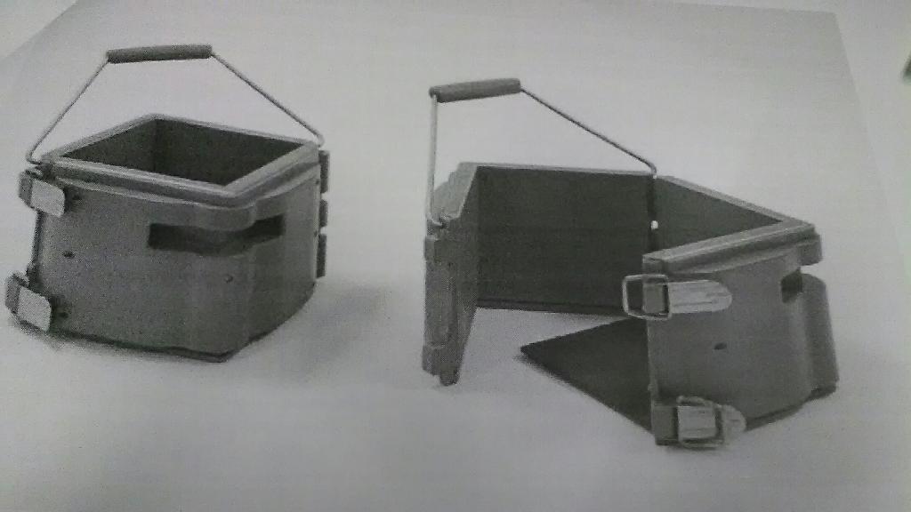 STAMPO IN PLASTICA.
L’ARTICOLO HA LA FORMA DI UN CUBO DI 150 MM CIRCA E HA UN PESO DI 2,7 KG.
LO STAMPO E’ REALIZZATO IN PLASTICA CON BASE E BORDO DI ACCIAIO.
LO STAMPO E’ COSTITUITO DA PARETI DI CONTENIMENTO APRIBILI IN PVC ASSICURATE DA DUE GANCI IN METALLO ED E’ DOTATO DI UNA MANIGLIA CHE NE PERMETTE IL TRASPORTO.
L’ARTICOLO SERVE ALLA PRODUZIONE DI CUBI DI CALCESTRUZZO DESTINATI A TEST DI LABORATORIO.