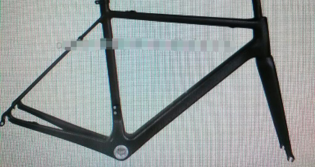 TELAIO PER BICICLETTA.
L’ARTICOLO E’ REALIZZATO IN RESINA E FIBRA DI CARBONIO LASCIATO GREZZO.
QUESTA ITV NON SI RIFERISCE AD AL TRI PARTI DI BICICLETTA (FORCELLA, REGGISELLA, ECC.).