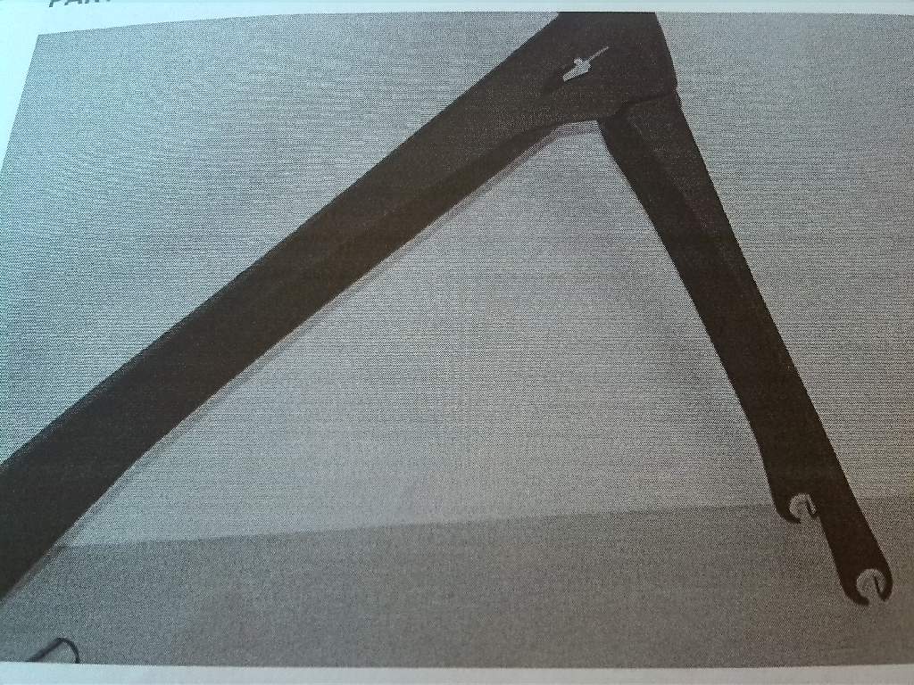 FORCELLA PER BICICLETTA. PER DICHIARAZIONE DI PARTE IL PRODOTTO E’ REALIZZATO IN RESINA E FIBRA DI CARBONIO, LASCIATO A GREZZO (SMONTATO E PRIVO DI FINITURA E VERNICIATURA).