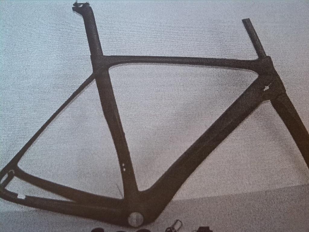 TELAIO PER BICICLETTA.PER DICHIARAZIONE DI PARTE IL PRODOTTO E’ REALIZZATO IN RESINA E FIBRA DI CARBONIO, LASCIATO A GREZZO (SMONTATO E PRIVO DI FINITURA E VERNICIATURA).