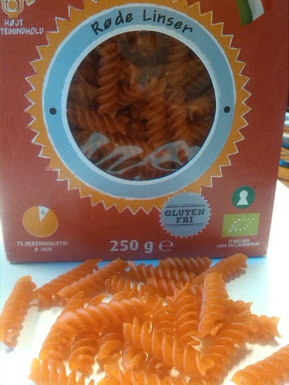 PASTA SECCA CRUDA DI LENTICCHIE ROSSE. IL PRODOTTO E’ OTTENUTO, PER DICHIARAZIONE DI PARTE, DA FARINA DI LENTICCHIE ROSSE DECORTICATE.
LA MERCE E’ CONFEZIONATA IN UNA SCATOLA DI CARTONE  DI COLORE ROSSO/ROSA DEL PESO DI 250 GRAMMI.