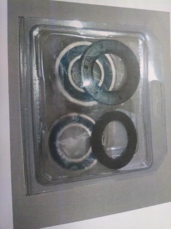 KIT PER RIPARAZIONE RUOTA MOTOCICLETTA.
IL KIT E’ COSTITUITO DA: 
1)	DUE O TRE CUSCINETTI RADIALI A SINGOLA CORONA DI SFERE;
2)	DUE GUARNIZIONI IN GOMMA.
IL KIT E’ PRESENTATO IN UNA CONFEZIONE TRASPARENTE DI PLASTICA.