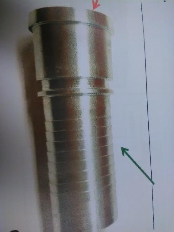 RACCORDO FLANGIATO PER TUBI.
L’ARTICOLO, PER DICHIARAZIONE DI PARTE, E’ REALIZZATO IN ACCIAIO.
IL RACCORDO E’ DRITTO ED E’ CARATTERIZZATO SU UN’ESTREMITA’ DA UN BORDO SPORGENTE (FLANGIA) E SULL’ALTRA DA UNA SERIE DI SCANALATURE CIRCOLARI PARALLELE.
L’ARTICOLO, A SECONDA DEL MODELLO, PUO’ AVERE UN DIAMETRO DELL’ATTACCO DA 30,20 MM A 84,10 MM.