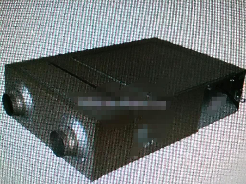 VENTILATORE MECCANICO.
L’ARTICOLO CONSISTE IN UN INVOLUCRO METALLICO IN CUI E’ INTEGRATO UNO O PIU’ VENTILATORI ED  E’ DESTINATO A GARANTIRE IL RICAMBIO DELL’ARIA (INTERNO/ESTERNO) ATTRAVERSO DEI FORI PRESENTI SULL’INVOLUCRO.
IL VENTILATORE ASPIRA ARIA ESTERNA E LA SPINGE ALL’INTERNO DI UN’ABITAZIONE E CONTEMPORANEAMENTE, GRAZIE AD UNA TUBAZIONE PARALLELA, VIENE ASPIRATA L’ARIA VIZIATA DALL’INTERNO.
ALL’INTERNO DEL VENTILATORE E’ PRESENTE ANCHE UN FILTRO PER L’ARIA ED UNO SCAMBIATORE DI CALORE.
IL VENTILATORE E’ PRESENTATO INSIEME AD UNA UNITA’ DI CONTROLLO.