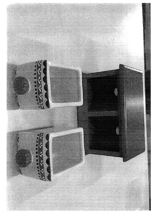 SCATOLA DI LEGNO CON CASSETTI IN CERAMICA DECORATA.