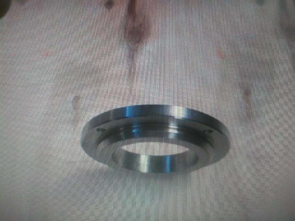 FLANGIA.
L’ARTICOLO HA UN DIAMETRO DI CIRCA 235 MM ED UN’ALTEZZA DI CIRCA 34 MM.
LA FLANGIA E’ DOTATA DI FORI PER IL BLOCCAGGIO SUL RIDUTTORE E DI UNO SCASSO PER PERMETTERE IL PASSAGGIO DI UNA CONNESSIONE IDRAULICA RICHIESTA PER IL FUNZIONAMENTO DEL RIDUTTORE.
LA FLANGIA E’ DESTINATA AD ESSERE INSERITA TRA RIDUTTORE E MOTORE IDRAULICO.