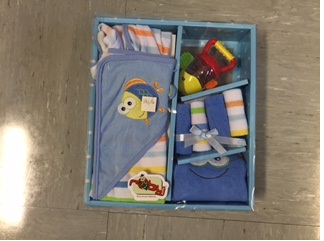 GUANTO DA TOELETTA PER BEBE’ DI STOFFA A MAGLIA TIPO SPUGNA, PER DICHIARAZIONE DI PARTE AL 60% DI COTONE E AL 40% DI POLIESTERE, L’ARTICOLO HA DUE OCCHI ED UNA BOCCA RICAMATI ED E’ LEGGERMENTE IMBOTTITO SUL LATO INTERNO. IL GUANTO DA TOELETTA OGGETTO DELLA PRESENTE ITV E’ CONDIZIONATO PER LA VENDITA AL MINUTO IN UNA SCATOLA REGALO DI CARTONE RIGIDO CON COPERCHIO DI PLASTICA TRASPARENTE, CONTENENTE ANCHE 4 SALVIETTINE DI TESSUTO, UN ACCAPPATOIO QUADRATO CON CAPPUCCIO PER BEBE’ ED UN SONAGLINO DI PLASTICA CHE SONO OGGETTO DI CLASSIFICAZIONE NELLE ITV IT-2016-0182V-088100, IT-2016-182/2-088100 E IT-2016-182/3-088100.