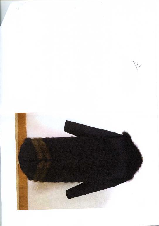 CAPPOTTO PER DONNA LUNGO FINO AL GINOCCHIO, CON APERTURA COMPLETA SUL DAVANTI E CON CHIUSURA A CERNIERA. PER DICHIARAZIONE DI PARTE IL CAPO E’ REALIZZATO COME SEGUE: LA PARTE ANTERIORE E LE MANICHE SONO PRODOTTE IN TESSUTO LANA 100%, LA PARTE POSTERIORE E’ COSTITUITA IN LARGA PARTE DA PELLI DA PELLICCERIA DI RACCOON; IL CAPO HA IL COLLO INAMOVIBILE DI PELLI DA PELLICCERIA DI RACCOON.