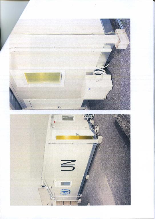 MODULI PREFABBRICATI ABITATIVI CON STRUTTURA PORTANTE IN ACCIAIO ZINCATO E INVOLUCRO COSTITUITO DA PANNELLI IN LAMIERINO METALLICO E MATERIALE ISOLANTE INTERPOSTO (POLIURETANO ESPANSO).
I MODULI SI PRESENTANO SMONTATI PER ESIGENZE DI TRASPORTO (STIVAGGIO IN CONTENITORI) MA COMPLETI DEGLI ACCESSORI DI DOTAZIONE QUALI, AD ESEMPIO, IMPIANTO DI CLIMATIZZAZIONE, ESTINTORE, BAGNI, ETC. 
IL MODULO PUO'ESSERE PRESENTATO NEI SEGUENTI MODELLI: SINGOLO, DOPPIO, TRIPLO O SESTUPLO (AVENTI TUTTI LE MEDESIME CARATTERISTICHE COSTRUTTIVE).
I MODULI E GLI ACCESSORI DEVONO ESSERE PRESENTATI CONTESTUALMENTE ED IN QUANTITA' PROPORZIONALE.