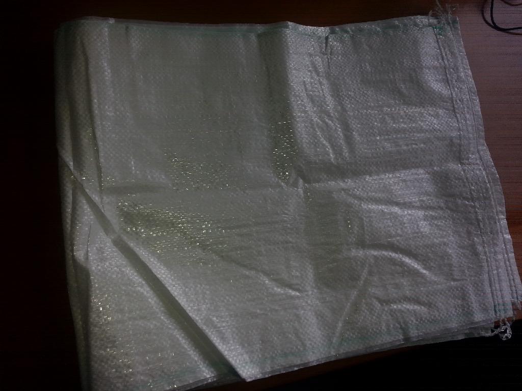 SACCO PER IL TRASPORTO O IMBALLAGGIO DI POLIPROPILENE CUCITO CON SOFFIETTO LATERALE. PRODOTTO, PER DICHIARAZIONE DI PARTE, NELLE SEGUENTI VARIANTI: COLORATO/TRASPARENTE/LATO TRASPARENTE/CON SOFFIETTO/CON BORDO CUCITO/CON BORDO TERMO SALDATO/CON MANICI/SENZA MANICI IN VARIE DIMENSIONI.