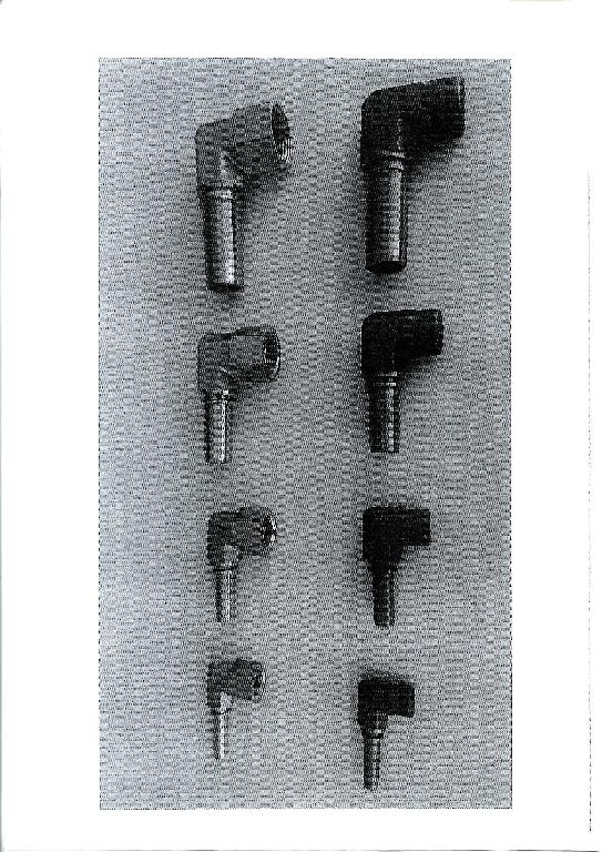 RACCORDO A GOMITO PER TUBI FLESSIBILI IN GOMMA AD ALTA PRESSIONE.
L'ARTICOLO E' REALIZZATO IN ACCIAIO NON INOSSIDABILE. IL RACCORDO PRESENTA AD UNA ESTREMITÀ' DELLE SCANALATURE CIRCOLARI PARALLELE; L'ALTRA ESTREMITÀ' E' UNO SBOZZATO DESTINATO AD ESSERE COMPLETATO CON LA REALIZZAZIONE DI UNA TESTINA E CON IL MONTAGGIO DI UN DADO FILETTATO. IL RACCORDO, A SECONDA DEL MODELLO, PUÒ' AVERE LE SEGUENTI DIMENSIONI MINIME E MASSIME: DIAMETRO DA 6,7 MM A 34,5 MM E LUNGHEZZA DA 54 MM A 109 MM. L'ARTICOLO E' DESTINATO A REALIZZARE UN COLLEGAMENTO A TENUTA DI TIPO FILETTATO SMONTABILE TRA TUBI IN GOMMA E PARTI DI UN IMPIANTO IDRAULICO.