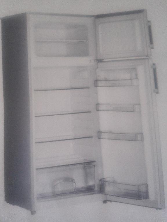 FRIGORIFERO COMBINATO A DOPPIA PORTA ORIZZONTALE ESTERNA.
IL FRIGORIFERO HA LE SEGUENTI CARATTERISTICHE: CAPACITA' 212 LITRI, DIMENSIONI 550 X 1430 X 580 MM.
FUNZIONI: FRIGORIFERO E CONGELATORE.