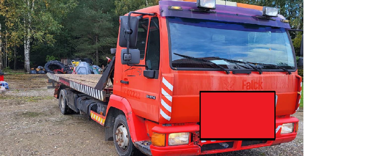 Naudota autotransporto priemonė su stūmokliniu slėginio uždegimo vidaus degimo varikliu, skirta nevažiuojančioms transporto priemonėms transportuoti/gabenti.
Autotransporto priemonė turi nevažiuojančios transporto priemonės užkėlimui pritaikytą platformą, hidraulinę gervę, tvirtinimo kabes ir trosus.
Didžiausia pakrautos autotransporto priemonės masė - 8 tonos.