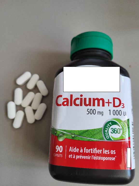 Kalcis 500 mg su vitaminu  D3  1000 UI. Baltos spalvos pailgos tabletės.
Maisto papildas padeda palaikyti normalią kaulų ir dantų būklę.
Produkto sudėtyje krakmolas/gliukozė sudaro 4,7 % masės, sacharozės/invertuotojo cukraus/izogliukozės, pieno baltymų ir pieno riebalų nėra.
Tabletės (90 vnt.) supakuotos  į plastikinį buteliuką.