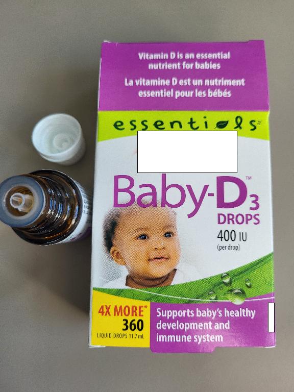 Maisto papildas - vitamino D 3 lašai kūdikiams.
Skysto maisto papildo viename lašiuke yra 10 μg/400 TV vitamino D3 (cholecalciferolio), padedančio palaikyti normalią kūdikių ir vaikų imuninę sistemą bei kaulų ir dantų būklę.
Maisto papildo sudėtyje krakmolo/gliukozės, sacharozės/invertuotojo cukraus/izogliukozės, pieno baltymų ir pieno riebalų nėra.
Produkto pakuotė - tamsaus stiklo buteliukas su skysčiu (viso 360 lašiukų, 11,7 ml),), užsuktas plastikiniu kamšteliu ir įdėtas į gamintojo kartoninę dėžutę.