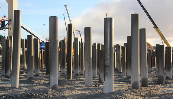 Konstrukciniai didelio skersmens plieno vamzdžiai, skirti grunto konstrukcijų sutvirtinimui ir stabilumui jūrų ir uostų infrastruktūros projektuose.
Vamzdžiai naudojami papildomo krantinių pamatų elementų stabilumo ir apkrovos perkėlimo bei apsaugos nuo išorinių jėgų, tokių kaip hidrodinaminės apkrovos ar grunto poslinkis, užtikrinimui.
Vamzdžius montuojant kartu su surišimo strypais ir inkaravimo sistemomis, konstruojama kombinuotų pastolių sienos sistema (Combi Wall System).
Vamzdžių ilgis - nuo 29,85 iki 32,85 m, skersmuo - 1016 mm, sienelės storis - 14 mm.
Vamzdžiai yra pagaminti spiralinio suvirinimo būdu iš aukštos kokybės S355 klasės konstrukcinio plieno (ES standartai EN 10025).