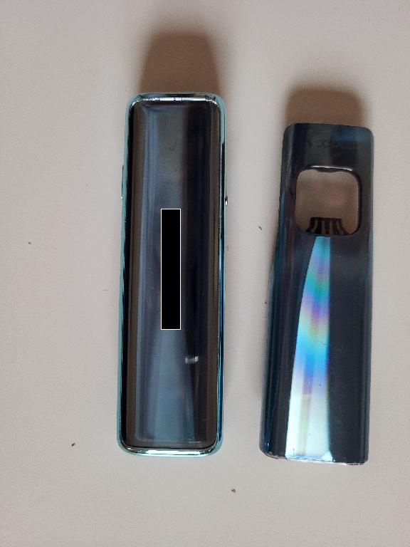 Elektroninės cigaretės dalis - korpusas su elektronikos komponentais ir jungtimis. Gaminys be baterijos.
Elektroninės cigaretės baterijos (įkraunamos) laikiklis/korpusas, į kurį įdėjus bateriją ir sujungus su garinimo dalimi galima naudoti kaip elektroninę cigaretę.
Metalinis korpusas / laikiklis, stačiakampio formos, suapvalintais kampais. Korpuse yra įmontuotas ekranas, įjungimo („ugnies“) mygtukas, oro srauto reguliavimo anga ir USB-C jungtis. Korpuso viduje įmontuota elektronika, skirta baterijos įkrovimui, įtampos kontrolei ir visų prijungtų komponentų valdymui. Gaminio viršuje yra jungtis, skirta kaitinimo įrangai prijungti.
Gaminys nesupakuotas.