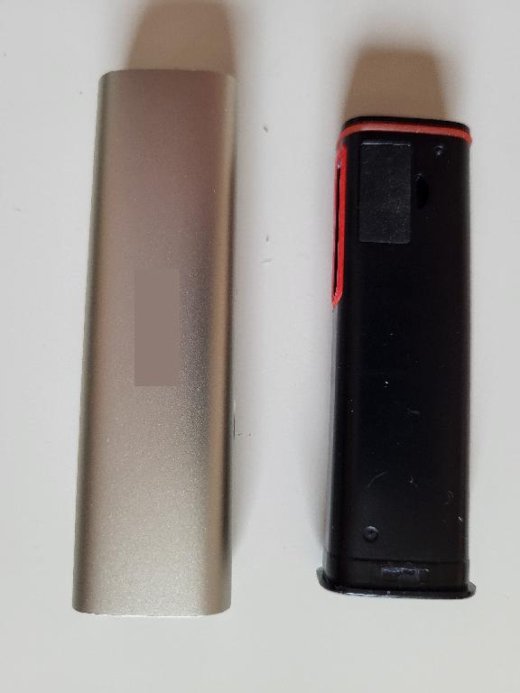Elektroninės cigaretės dalis - korpusas su elektronikos komponentais ir jungtimis. Gaminys be baterijos.
Elektroninės cigaretės baterijos (įkraunamos) laikiklis/korpusas, į kurį įdėjus bateriją ir sujungus su garinimo dalimi galima naudoti kaip elektroninę cigaretę.
Metalinis korpusas / laikiklis yra stačiakampio formos, suapvalintais kampais su įmontuotu įjungimo („ugnies“) mygtuku, oro srauto reguliavimo anga ir USB-C jungtimi. Gaminio viduje įmontuota elektronika, skirta baterijos įkrovimui, įtampos kontrolei ir visų prijungtų komponentų valdymui, o gaminio viršuje - jungtis, skirta kaitinimo įrangos prijungimui.
Prekė pateikiama nesupakuota.