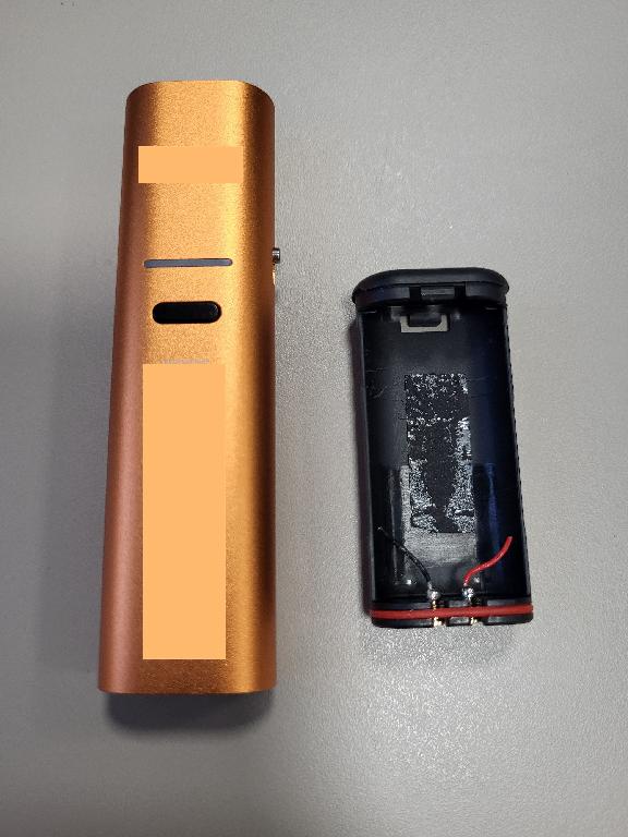 Elektroninės cigaretės dalis - korpusas su elektronikos komponentais ir jungtimis. Gaminys be baterijos.
Elektroninės cigaretės baterijos (įkraunamos) laikiklis/korpusas, į kurį įdėjus bateriją ir sujungus su garinimo dalimi galima naudoti kaip elektroninę cigaretę.
Metalinis korpusas / laikiklis yra stačiakampio formos, suapvalintais kampais, su aktyvavimo („ugnies“) funkcija, oro srauto reguliavimu ir USB-C jungtimi. Gaminio viduje įmontuota elektronika, skirta baterijos įkrovimui, įtampos kontrolei ir visų prijungtų komponentų valdymui, o gaminio viršuje - jungtis, skirta kaitinimo įrangos prijungimui.
Prekė pateikiama nesupakuota.
