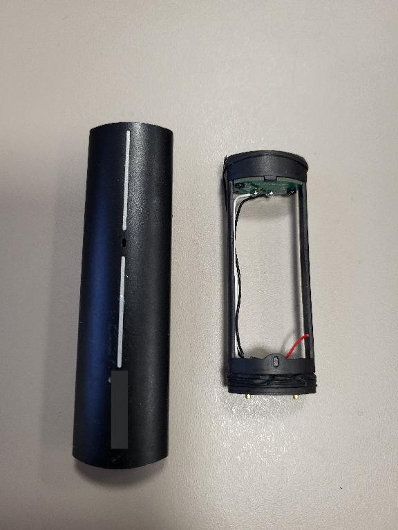 Elektroninės cigaretės dalis - korpusas su elektronikos komponentais ir jungtimis. Gaminys be baterijos.
Elektroninės cigaretės baterijos (įkraunamos) laikiklis/korpusas, į kurį įdėjus bateriją ir sujungus su garinimo dalimi galima naudoti kaip elektroninę cigaretę.
Metalinis korpusas / laikiklis yra stačiakampio formos, suapvalintais kampais, su aktyvavimo („ugnies“) funkcija, oro srauto reguliavimu ir USB-C jungtimi. Gaminio viduje įmontuota elektronika, skirta baterijos įkrovimui, įtampos kontrolei ir visų prijungtų komponentų valdymui, o gaminio viršuje - jungtis, skirta kaitinimo įrangos prijungimui.
Prekė pateikiama nesupakuota.
