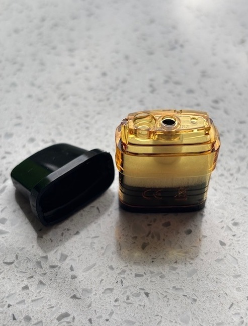 Elektroninės cigaretės kapsulė (POD).
Kapsulę sudaro kandiklis ir plastikinė talpykla su integruotu kaitinimo elementu. Ji skirta e. skysčiui laikyti ir garinti. Kapsulė turi specialias jungtis, leidžiančias ją prijungti prie elektroninės cigaretės maitinimo įrenginio, kuris tiekia energiją kaitinimo procesui.
Kapsulė pateikiama be elektroninių cigarečių skysčio.
Gaminiai supakuoti mažmeninei prekybai skirtose pakuotėse.
