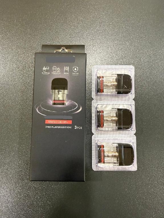 Elektroninės cigaretės kapsulė (POD).
Kapsulę sudaro kandiklis ir plastikinė talpykla su integruotu kaitinimo elementu. Ji skirta e. skysčiui laikyti ir garinti. Kapsulė turi specialias jungtis, leidžiančias ją prijungti prie elektroninės cigaretės maitinimo įrenginio, kuris tiekia energiją kaitinimo procesui.
Kapsulė pateikiama be elektroninių cigarečių skysčio.
Gaminiai supakuoti mažmeninei prekybai skirtose pakuotėse po 3 vnt.