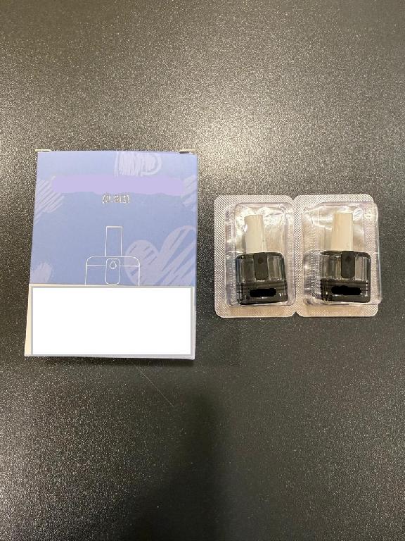 Elektroninės cigaretės kapsulė (POD).
Kapsulę sudaro kandiklis ir plastikinė talpykla su integruotu kaitinimo elementu. Ji skirta e. skysčiui laikyti ir garinti. Kapsulė turi specialias jungtis, leidžiančias ją prijungti prie elektroninės cigaretės maitinimo įrenginio, kuris tiekia energiją kaitinimo procesui.
Kapsulė pateikiama be elektroninių cigarečių skysčio.
Gaminiai supakuoti mažmeninei prekybai skirtose pakuotėse.