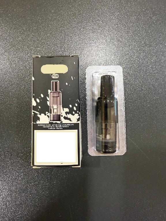 Elektroninės cigaretės kapsulė (POD).
Kapsulę sudaro kandiklis ir plastikinė talpykla su integruotu kaitinimo elementu. Ji skirta e. skysčiui laikyti ir garinti. Kapsulė turi specialias jungtis, leidžiančias ją prijungti prie elektroninės cigaretės maitinimo įrenginio, kuris tiekia energiją kaitinimo procesui.
Kapsulė pateikiama be elektroninių cigarečių skysčio.
Gaminiai supakuoti mažmeninei prekybai skirtose pakuotėse.