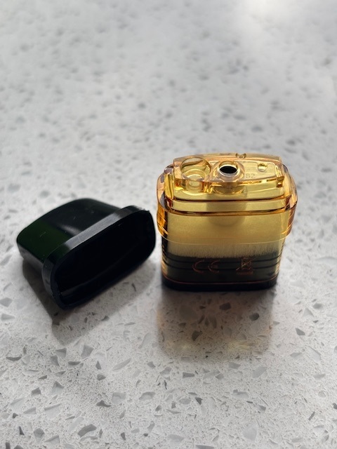 Elektroninės cigaretės kapsulė (POD).
Kapsulę sudaro kandiklis ir plastikinė talpykla su integruotu kaitinimo elementu. Ji skirta e. skysčiui laikyti ir garinti. Kapsulė turi specialias jungtis, leidžiančias ją prijungti prie elektroninės cigaretės maitinimo įrenginio, kuris tiekia energiją kaitinimo procesui.
Kapsulė pateikiama be elektroninių cigarečių skysčio.
Gaminiai supakuoti mažmeninei prekybai skirtose pakuotėse.
