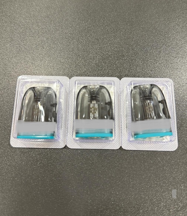 Elektroninės cigaretės kapsulė (POD).
Kapsulę sudaro kandiklis ir plastikinė talpykla su integruotu kaitinimo elementu. Ji skirta e. skysčiui laikyti ir garinti. Kapsulė turi specialias jungtis, leidžiančias ją prijungti prie elektroninės cigaretės maitinimo įrenginio, kuris tiekia energiją kaitinimo procesui.
Kapsulė pateikiama be elektroninių cigarečių skysčio.
Gaminiai supakuoti mažmeninei prekybai skirtose pakuotėse po 3 vnt.