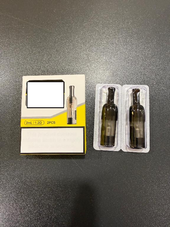 Elektroninės cigaretės kapsulė (POD/Cartridge).
Elektroninės cigaretės kapsulė skirta e. skysčiui laikyti ir garinti. Kapsulė turi specialias jungtis, leidžiančias ją prijungti prie elektroninės cigaretės maitinimo įrenginio, kuris tiekia energiją kaitinimo procesui.
Kapsulę sudaro kandiklis ir plastikinė talpykla su integruotu kaitinimo elementu. Kapsulė pateikiama be elektroninių cigarečių skysčio.
Gaminiai supakuoti mažmeninei prekybai skirtose pakuotėse.