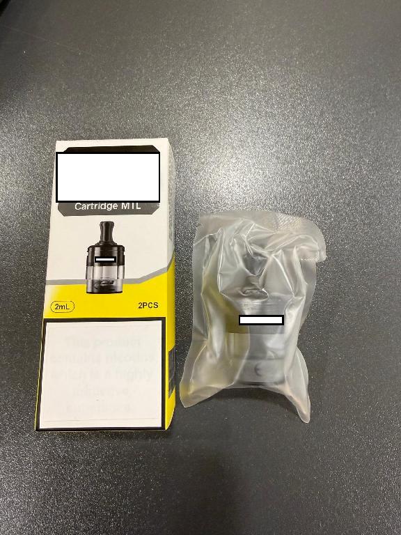 Elektroninės cigaretės kapsulė (POD/Cartridge).
Elektroninės cigaretės kapsulė skirta e. skysčiui laikyti ir garinti. Kapsulė turi specialias jungtis, leidžiančias ją prijungti prie elektroninės cigaretės maitinimo įrenginio, kuris tiekia energiją kaitinimo procesui.
Kapsulę sudaro kandiklis ir plastikinė talpykla. Kapsulė pateikiama be kaitinimo elemento ir elektroninių cigarečių skysčio.
Gaminiai supakuoti mažmeninei prekybai skirtose pakuotėse.