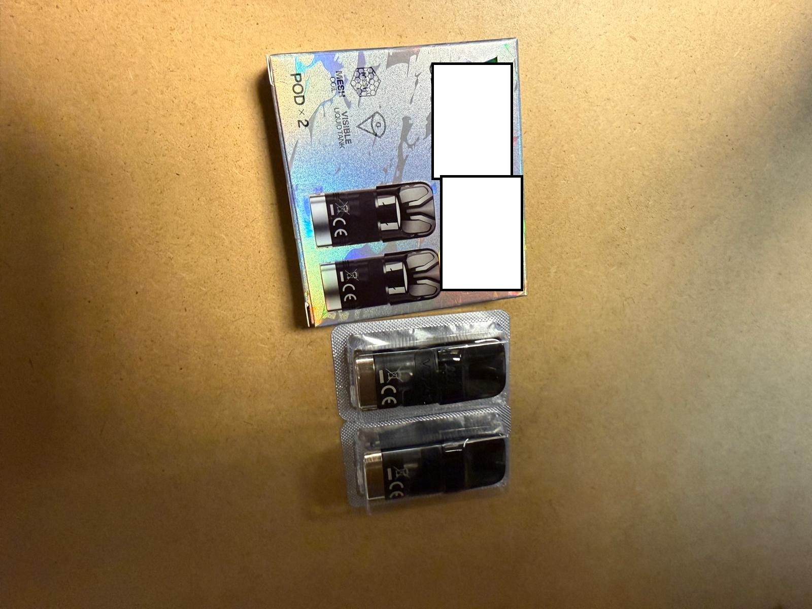 Elektroninės cigaretės kapsulė (POD/Cartridge).
Elektroninės cigaretės kapsulė skirta e. skysčiui laikyti ir garinti. Kapsulė turi specialias jungtis, leidžiančias ją prijungti prie elektroninės cigaretės maitinimo įrenginio, kuris tiekia energiją kaitinimo procesui.
Kapsulę sudaro kandiklis ir plastikinė talpykla su integruotu kaitinimo elementu. Kapsulė pateikiama be elektroninių cigarečių skysčio.
Gaminiai supakuoti mažmeninei prekybai skirtose pakuotėse.