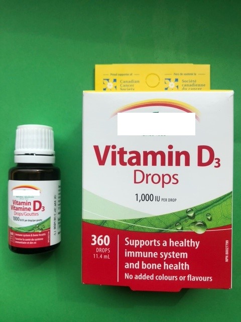 Maisto papildas - vitamino D 3 lašai. 
Tamsaus stiklo buteliukas su skysčiu (360 lašiukų, 11,4 ml), užsuktas plastikiniu kamšteliu ir įdėtas į gamintojo kartoninę dėžutę su paveikslėliais ir užrašais.
Viename lašiuke yra 25 µg/1000 TV vitamino D3 (cholekalciferolio).
Produktas stiprina imuninę sistemą ir kaulus.